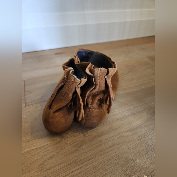 KATE & MEL | Suede tassle ankle booties - Picture 7 of 11